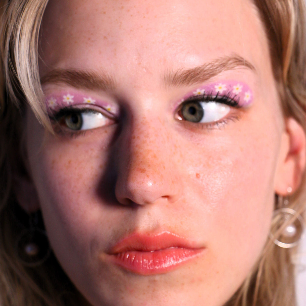 The 5-Second Press-On Eyeshadow Changing Makeup Forever | astrobabe